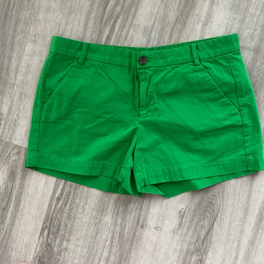 Gap green sunkissed khaki shorts size 6 EUC